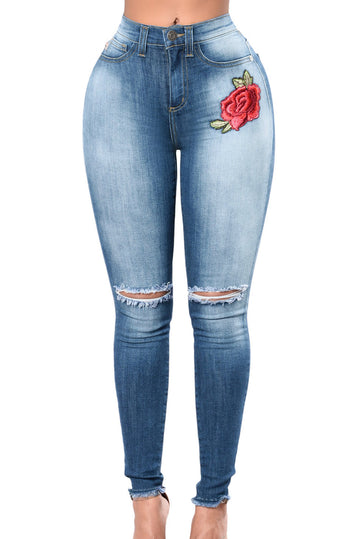 CL669-4 Jeans skinny cu floare brodate pe un picior si taieturi la nivelul genunchilor
