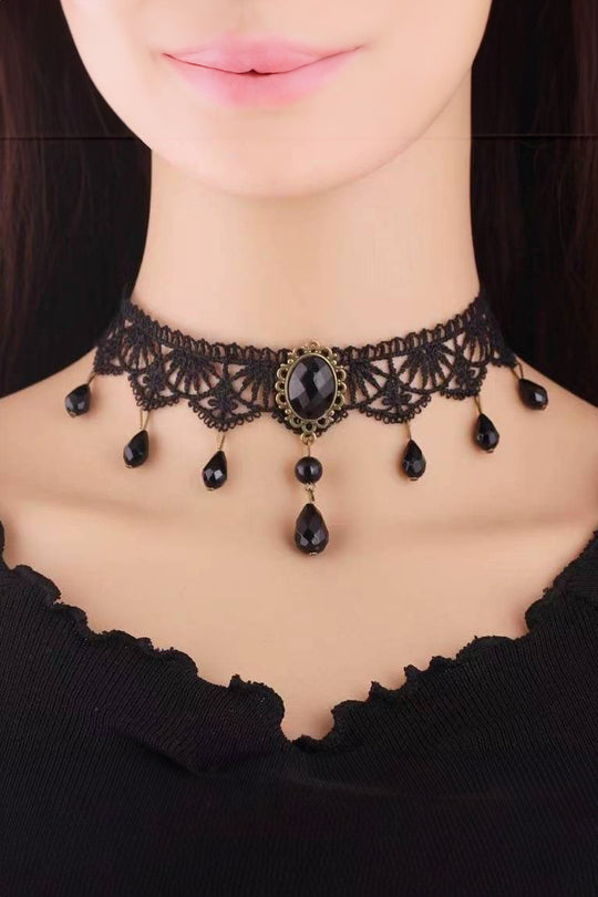 AC296-1 Accesoriu gat tip chocker "Gothic Style" din broderie accesorizat cu brosa, margele si lanturi