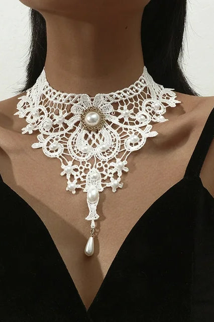 Accesoriu gat din broderie accesorizat cu perle sintetice si brosa AC247-2