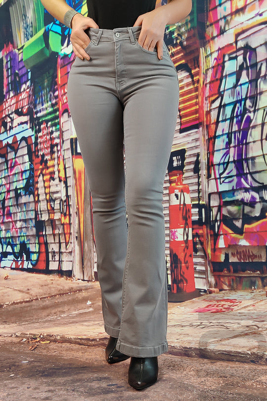 Blugi evazati cu talie inalta din denim usor elastic cu crapatura in partea inferioara a piciorului F918-18