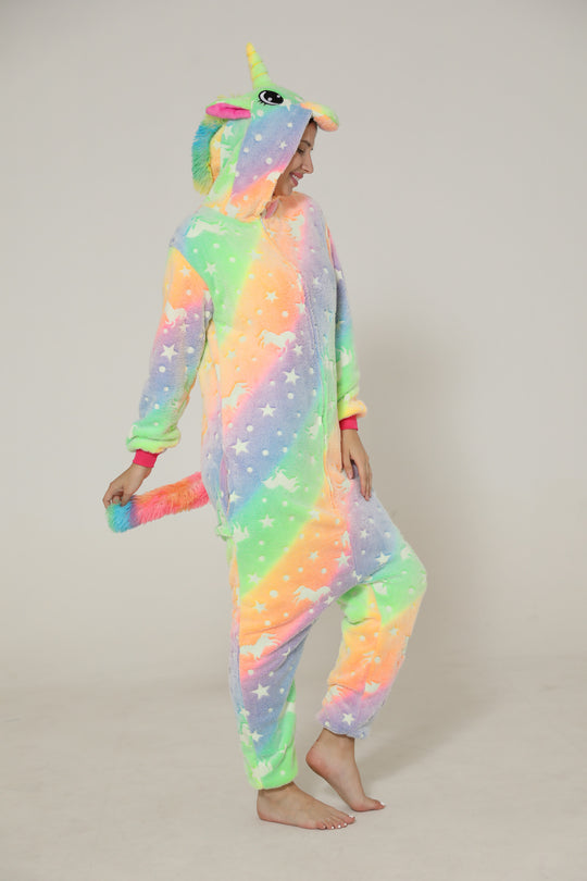 Pijama kigurumi din material pufos model unicorn cu imprimeuri PJM248-100