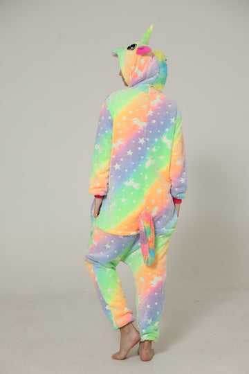 Pijama kigurumi din material pufos model unicorn cu imprimeuri PJM248-100